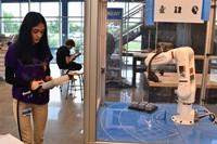 学生与机器人合作